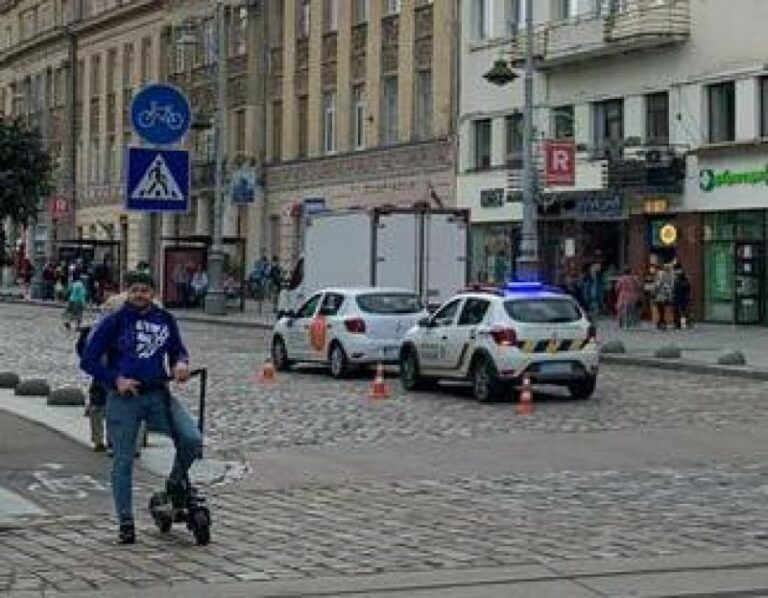 У Львові внаслідок наїзду автомобіля травмований десятирічний хлопчик – поліцейські встановлюють обставини події