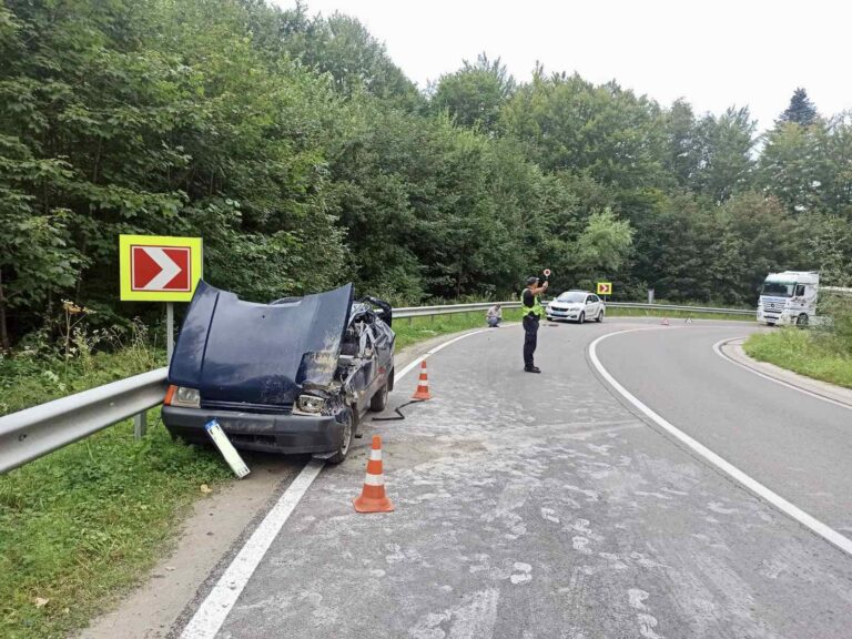На Львівщині внаслідок зіткнення з вантажівкою травмований водій легковика