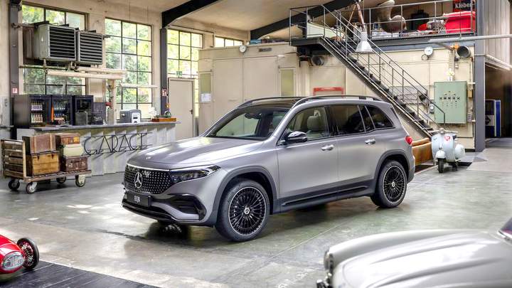 Mercedes-Benz EQB 2024 оновився
