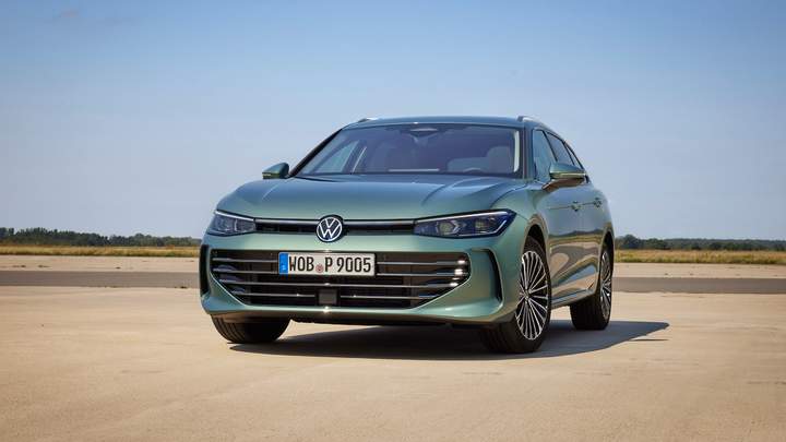 Абсолютно новий Volkswagen Passat отримав величезний “телевізор” у салоні