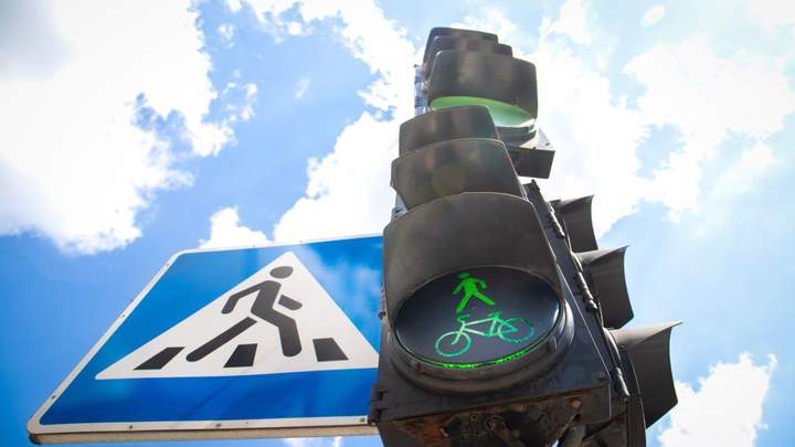 На восьми перехрестях Києва запрацювали нестандартні світлофори
