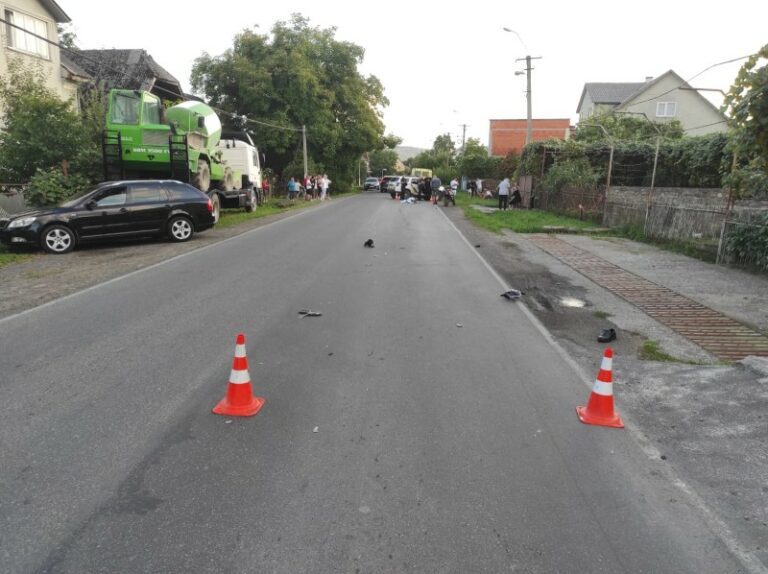 На Тячівщині поліція розслідує аварію, в якій малолітній водій мотоциклу смертельно травмував пішохода