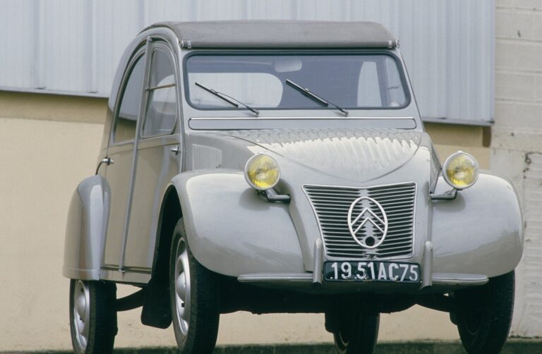 Культовий Citroën 2CV святкує свій 75-річний ювілей. Фото
