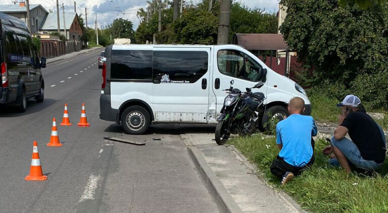 У Львові внаслідок зіткнення з мікроавтобусом травмована мотоциклістка – поліцейські встановлюють обставини події