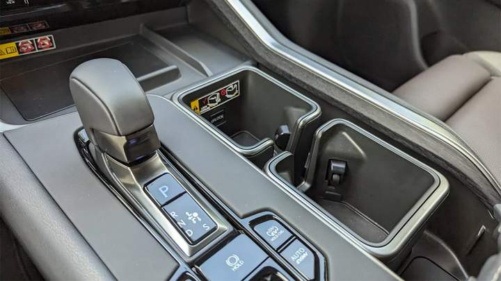 Lexus TX отримав квадратні підстаканники: для чого вони потрібні
