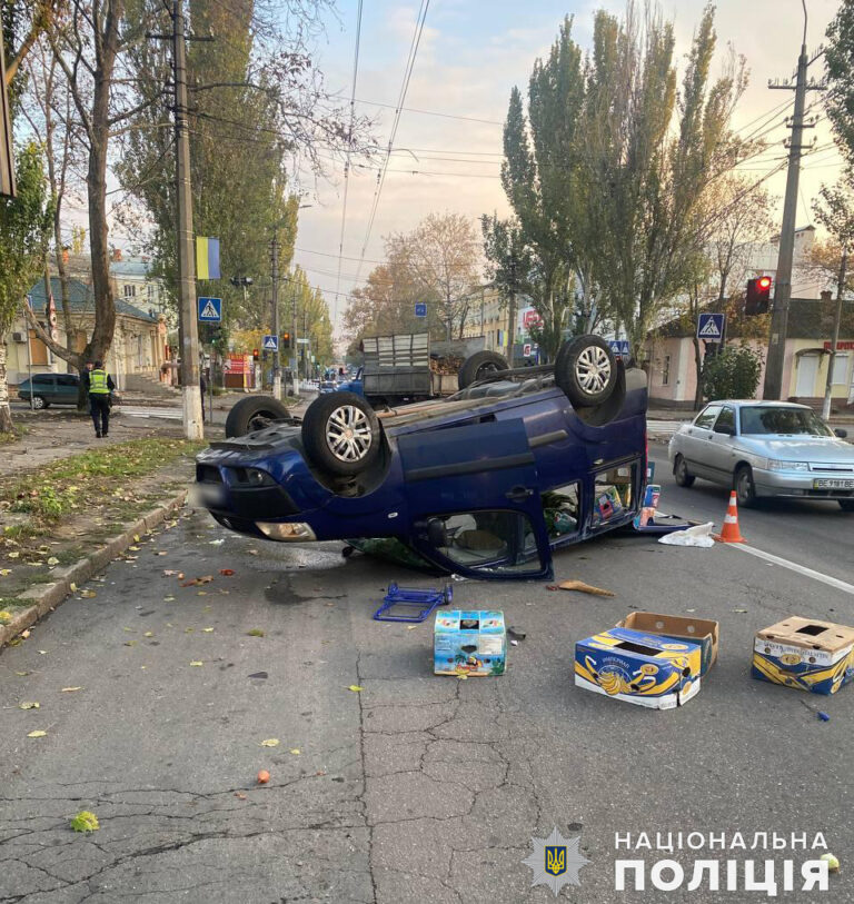 Зіткнення двох автомобілів на перехресті в Миколаєві – слідчі встановлюють обставини автопригоди, у якій травмувалися двоє людей