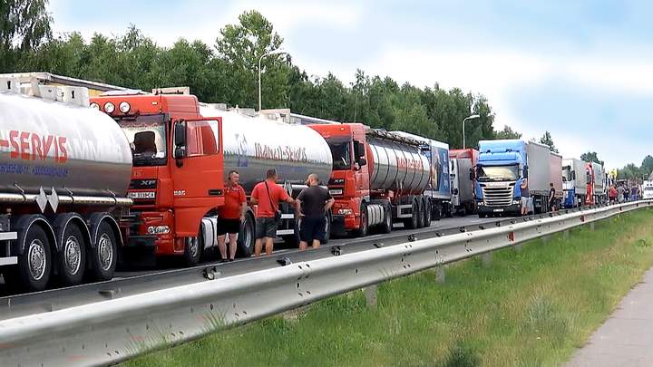 Водіїв заблокованих на кордоні фур будуть евакуйовувати в Україну