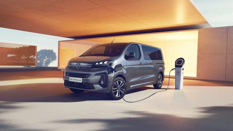 Компанія Peugeot презентувала новий електричний вен E-Traveller. Фото