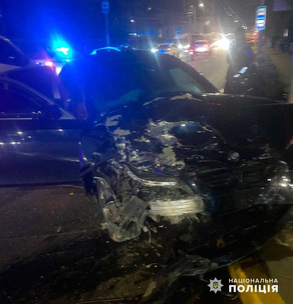 У Чернівцях поліцейські встановлюють обставини аварії за участі трьох автомобілів