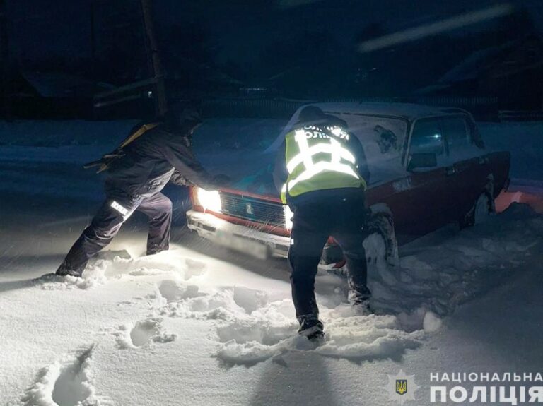 Негода на Чернігівщині: поліцейські продовжують допомагати водіям
