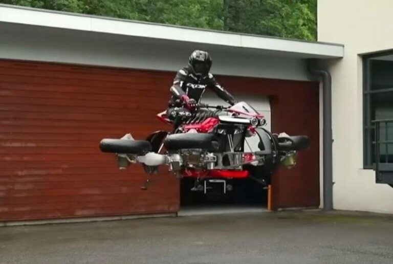Французька компанія представила мотоцикл з реактивними двигунами, який може літати та пересуватися дорогою