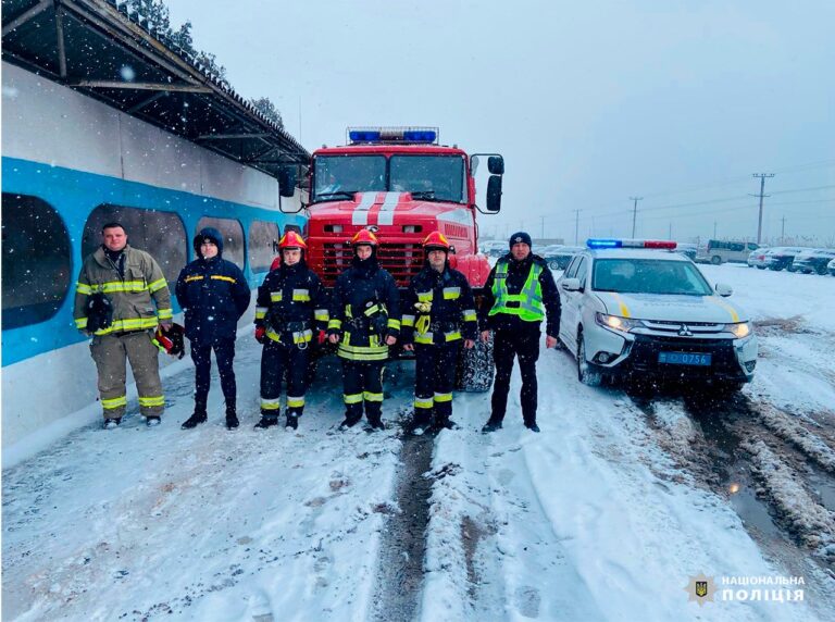 На Прикарпатті поліцейські допомагають водіям, що опинились в снігових пастках