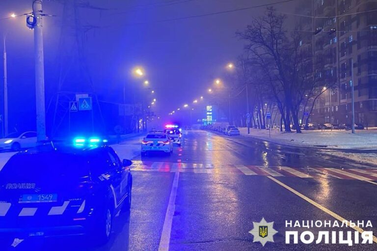 У Києві поліцейські затримали нетверезого водія, який збив жінку та втік з місця автопригоди