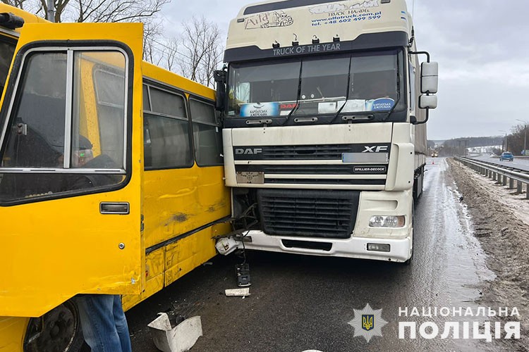 На Тернопільщині маршрутний автобус зіткнувся із двома вантажівками