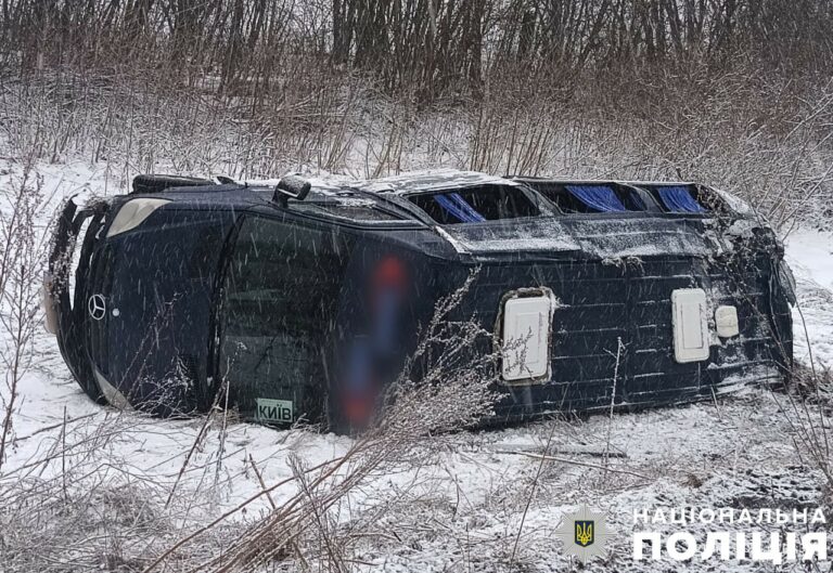 На Полтавщині перекинувся пасажирський мікроавтобус: поліція встановлює обставини ДТП