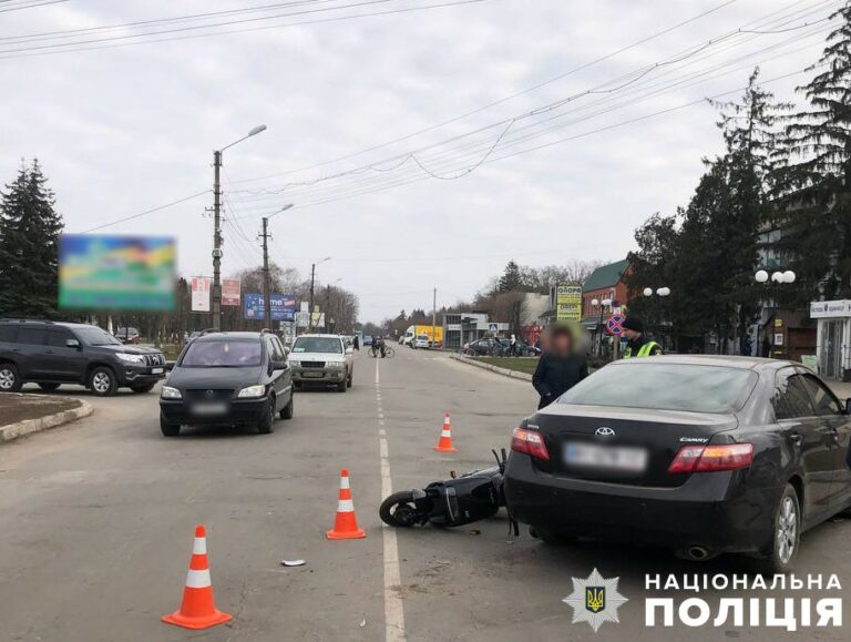 Поліція Полтавщини встановлює обставини ДТП, в якій травмовано водія електроскутера