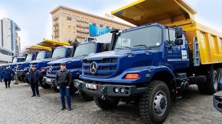 Рідкісні самоскиди Mercedes-Benz приїхали в деокуповані громади Харківщини
