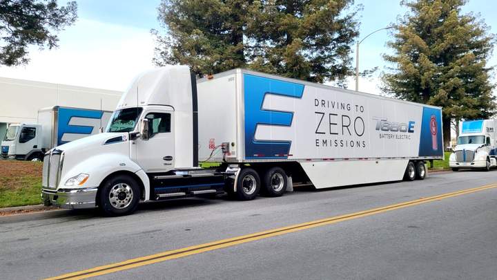 У США побудують мережу зарядних станцій для електричних вантажівок