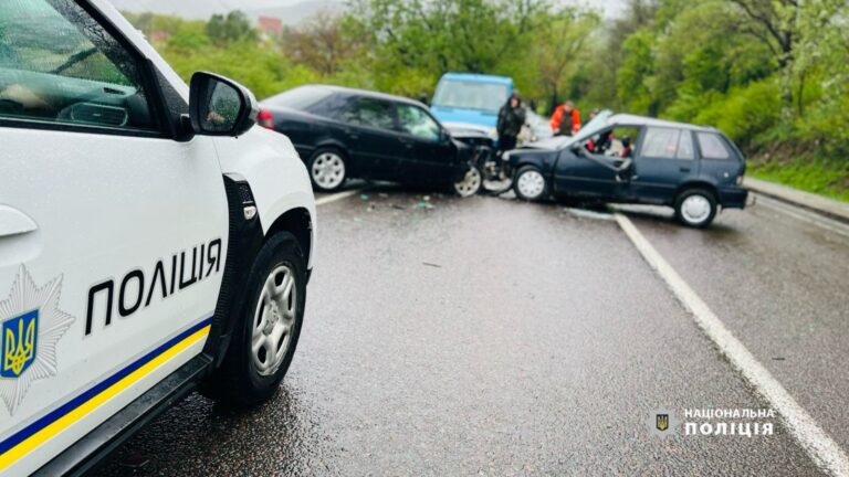 У автопригоді на Прикарпатті травмувались двоє пасажирів легковика: поліція встановлює обставини події