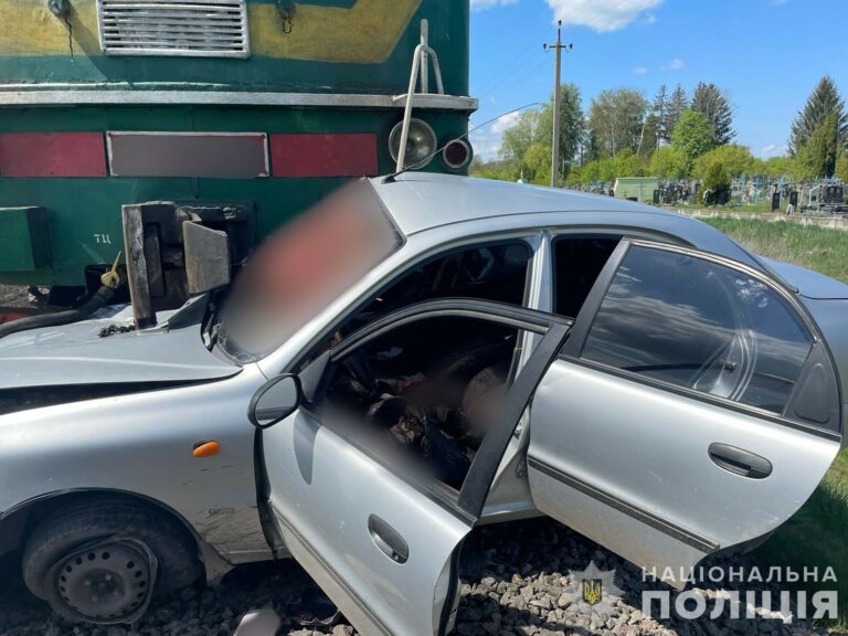 Слідчі поліції встановлюють обставини аварії зі смертельними наслідками у Вінницькій області