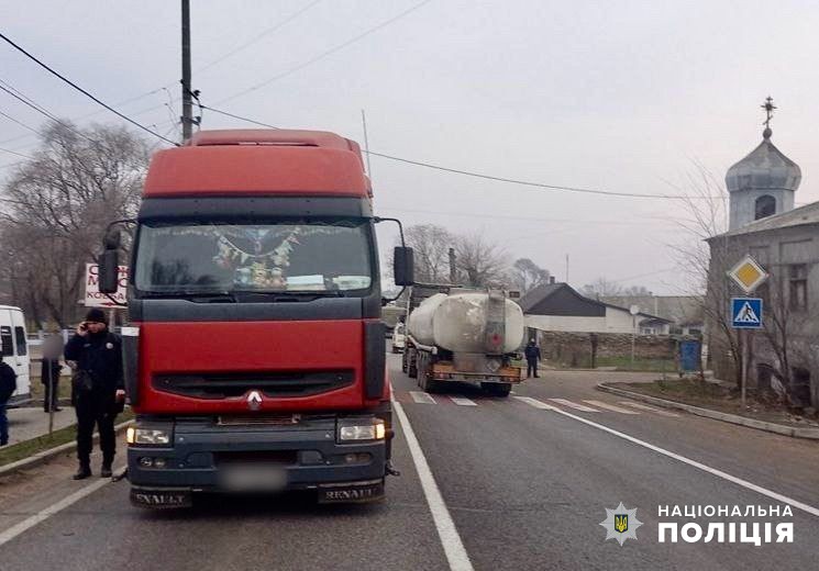 Поліцейські відправили на лаву підсудних жителя Одеського району, який на вантажівці наїхав на жінку