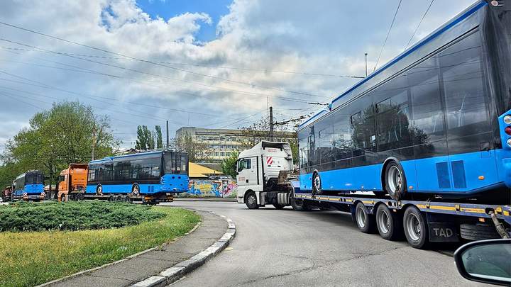 Під Києвом виробляють тролейбуси, що при потребі стають електричними автобусами