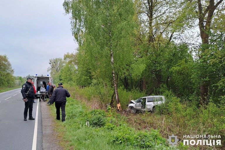 На Хмельниччині поліцейські встановлюють обставини ДТП, у якій загинув 36-річний водій