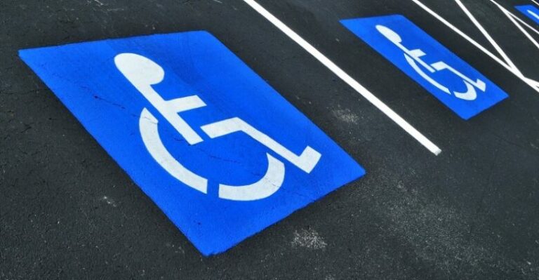 Де і кому можна паркуватись на місця для людей з інвалідністю та які штрафи передбачають за порушення?
