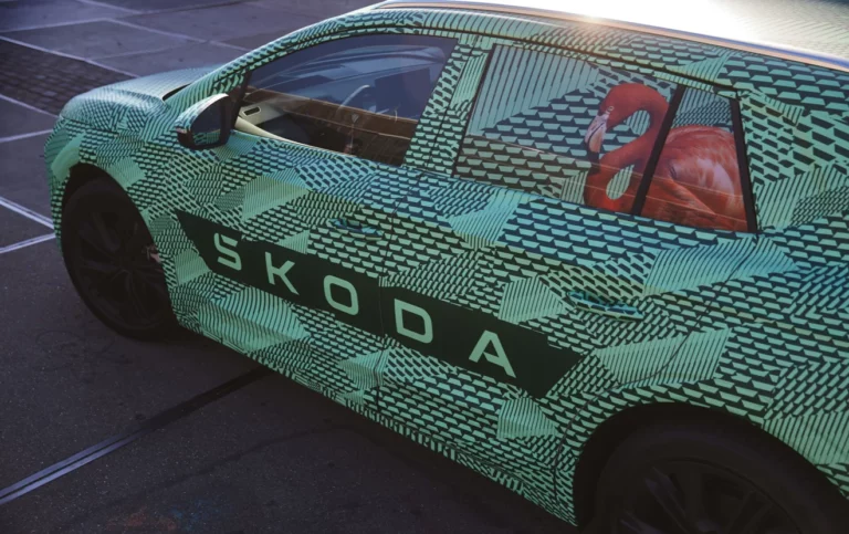 Чому у закамуфльованого Škoda Elroq фламінго на дверях
