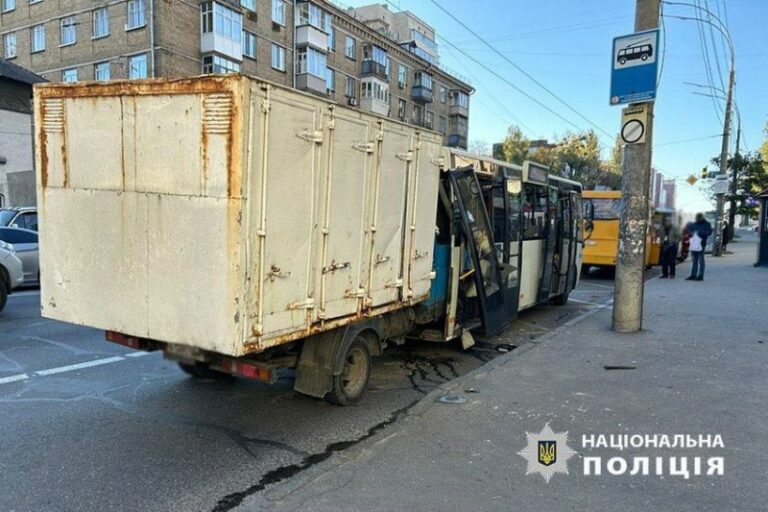 Поліція Києва встановлює обставини наїзду вантажівки на маршрутне таксі у Солом’янському районі