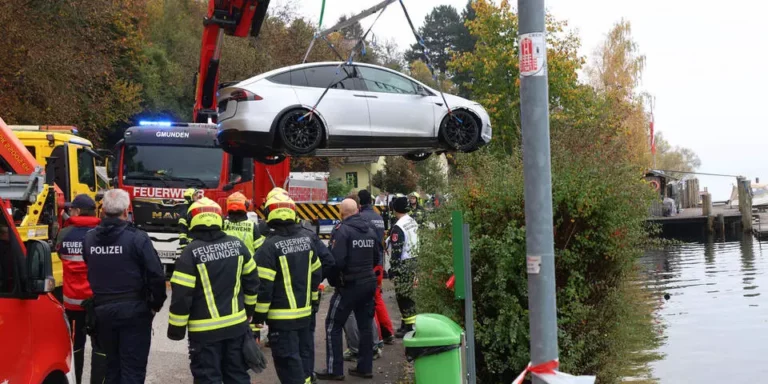 В Австрії автопілот відправив Tesla Model X на дно озера