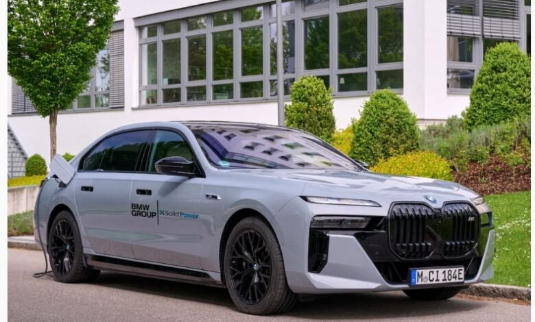 BMW i7 з повністю твердотільними елементами акумулятора від Solid Power на дорозі.