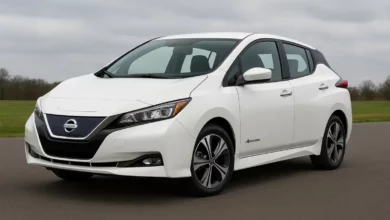 {"title":"Nissan LEAF: виробництво на заводі у Сандерленді зупинено","excerpt":"Nissan вирішив не розширювати виробництво нових силових агрегатів для LEAF через зниження попиту в Європі.","keywords":"Nissan LEAF, електромобіль, ринок Європи, завод Сандерленд, деградація батареї, попит на електромобілі","category":"Електро","content":"Компанія Nissan оголосила про рішення не розширювати виробництво силових агрегатів для нового електромобіля LEAF на заводі у Сандерленді. Це зумовлено недостатнім попитом на електромобілі в Європі, де ринок не демонструє очікуваного зростання. Окрім того, відзначається проблематичне питання деградації батареї, що негативно впливає на сприйняття моделі серед споживачів. У результаті, Nissan переосмислює свої стратегії у сегменті електромоб