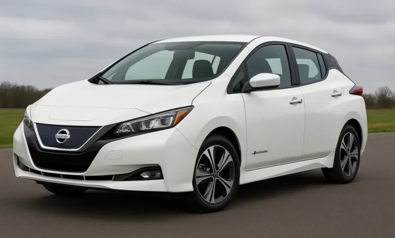 {"title":"Nissan LEAF: виробництво на заводі у Сандерленді зупинено","excerpt":"Nissan вирішив не розширювати виробництво нових силових агрегатів для LEAF через зниження попиту в Європі.","keywords":"Nissan LEAF, електромобіль, ринок Європи, завод Сандерленд, деградація батареї, попит на електромобілі","category":"Електро","content":"Компанія Nissan оголосила про рішення не розширювати виробництво силових агрегатів для нового електромобіля LEAF на заводі у Сандерленді. Це зумовлено недостатнім попитом на електромобілі в Європі, де ринок не демонструє очікуваного зростання. Окрім того, відзначається проблематичне питання деградації батареї, що негативно впливає на сприйняття моделі серед споживачів. У результаті, Nissan переосмислює свої стратегії у сегменті електромоб