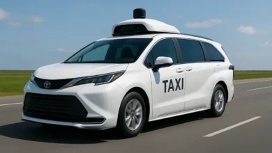 На зображенні зображене автономне таксі, що рухається по дорозі.
