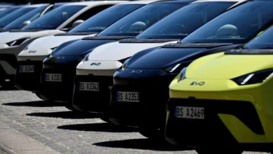 Багато автомобілів на парковці.