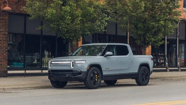Rivian підняла ціну R1T та R1S, прибравши базову батарею