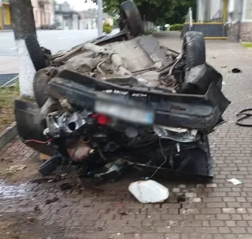 В Овручі ВАЗ-2109 перекинувся після зіткнення з огорожею: травмовано двох пасажирів