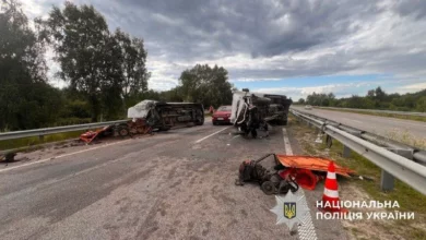 На трасі Київ–Знам’янка Mercedes Sprinter врізався в авто дорожньої служби: є травмовані