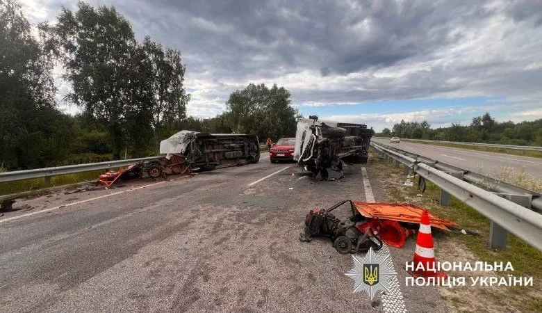 На трасі Київ–Знам’янка Mercedes Sprinter врізався в авто дорожньої служби: є травмовані