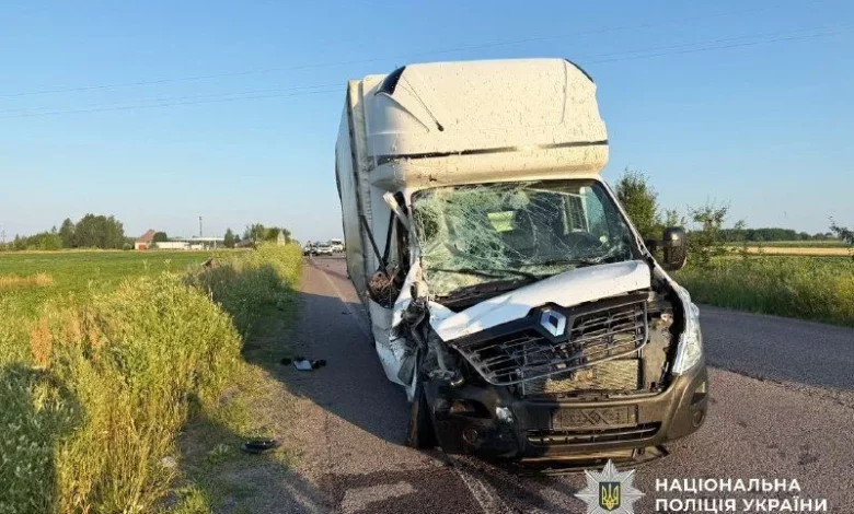 У Вараському районі зіткнулися вантажівка Renault і трактор Т-25: травмований водій трактора