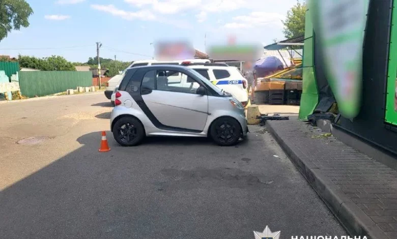 На Київщині водійка Smart наїхала на пенсіонерку біля супермаркету