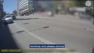 У Києві патрульні надали домедичну допомогу травмованому мотоциклісту