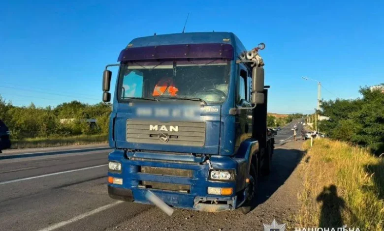 На трасі М-06 біля Нижнього Солотвина вантажівка смертельно травмувала пішохода