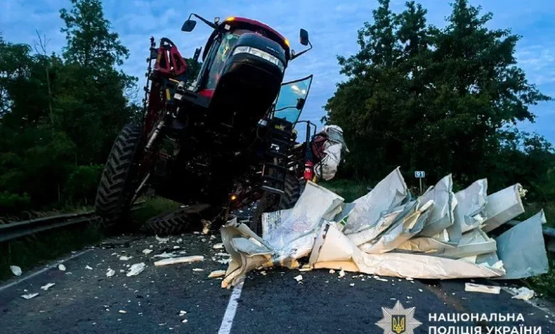 На трасі Городище–Рівне–Старокостянтинів зіткнулися вантажівка та обприскувач: постраждав водій