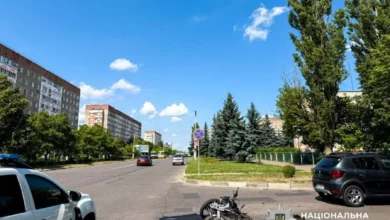 У Вараші мотоцикл зіткнувся з Renault Sandero: травмовані водій і пасажир