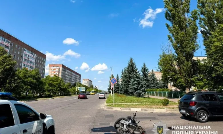У Вараші мотоцикл зіткнувся з Renault Sandero: травмовані водій і пасажир