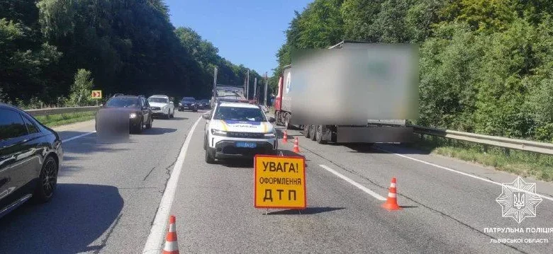 На трасі М-06 біля Давидова у Львівській області сталися дві ДТП без травмованих