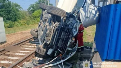 На Полтавщині Mercedes перекинувся на залізничній колії: водій загинув