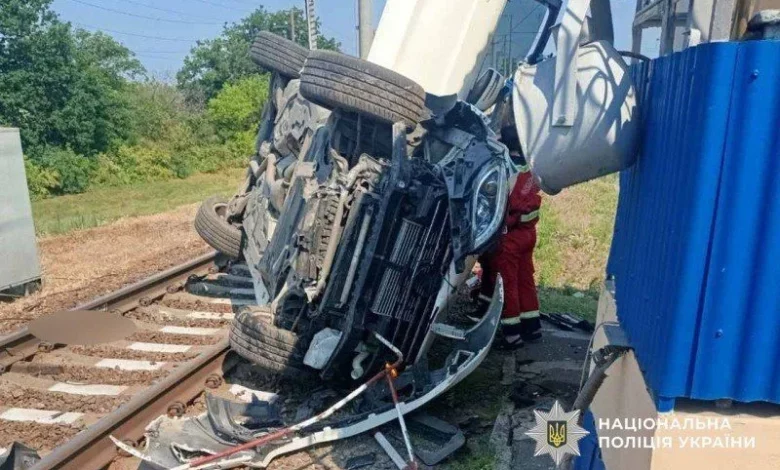 На Полтавщині Mercedes перекинувся на залізничній колії: водій загинув